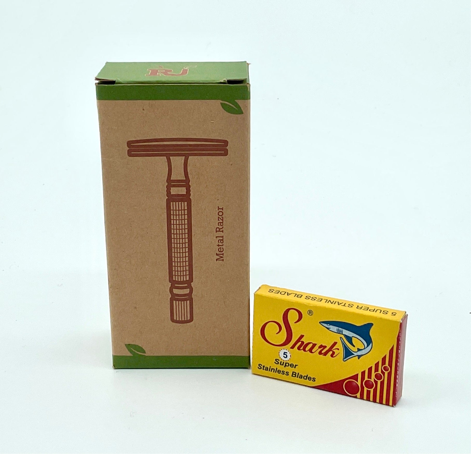 A high quality metal safety razor with a cardboard packaging box and a pack of five replaceable blades.