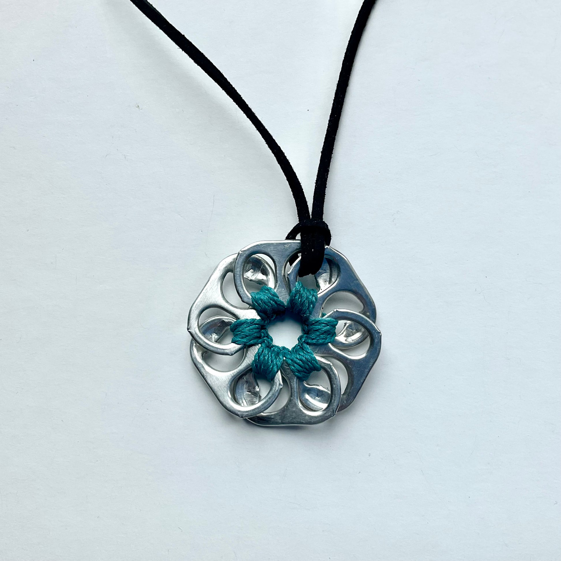 can pull necklace made with blue thread
